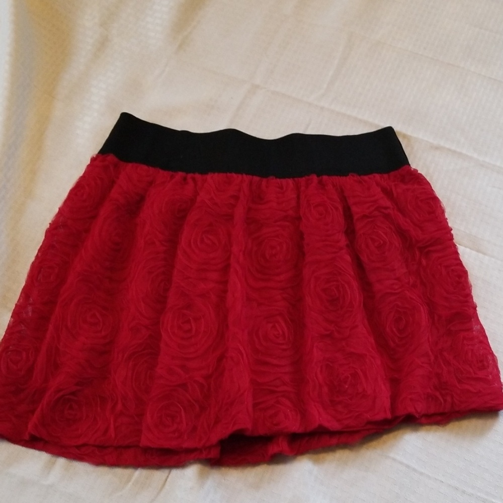 Pretty mini red and black skirt sz large